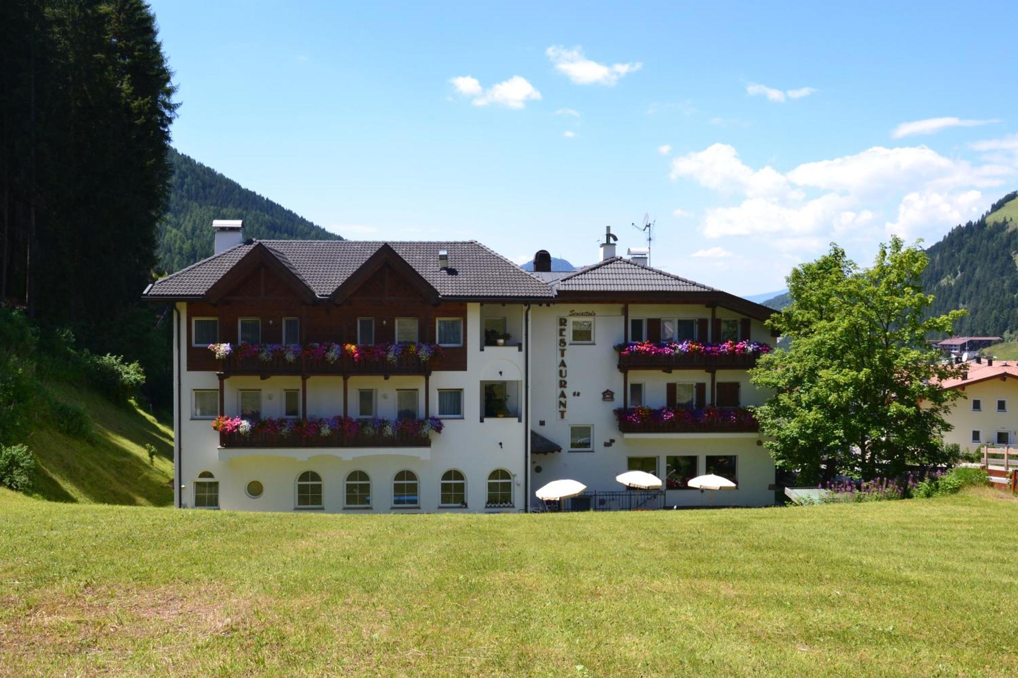 Hotel Scoiattolo Sëlva Buitenkant foto